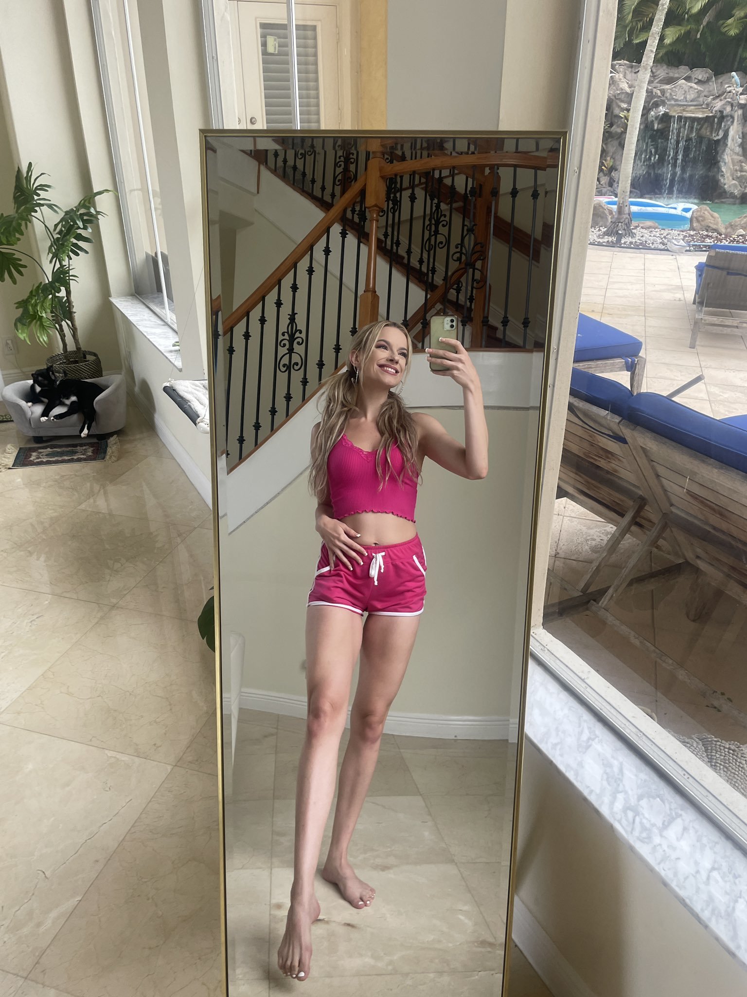 Lindsey Lakes's feet