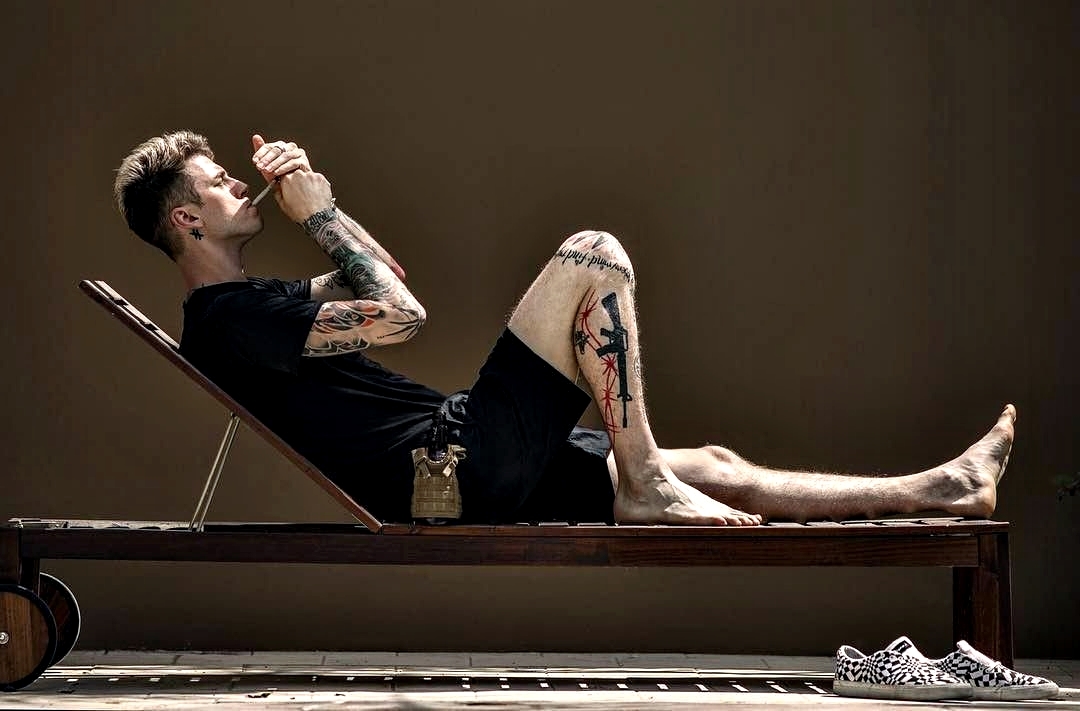 People who liked Machine Gun Kelly's feet, also liked.
