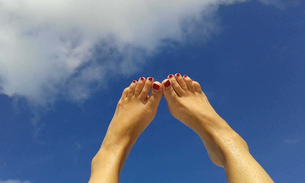Madisin Lee's feet