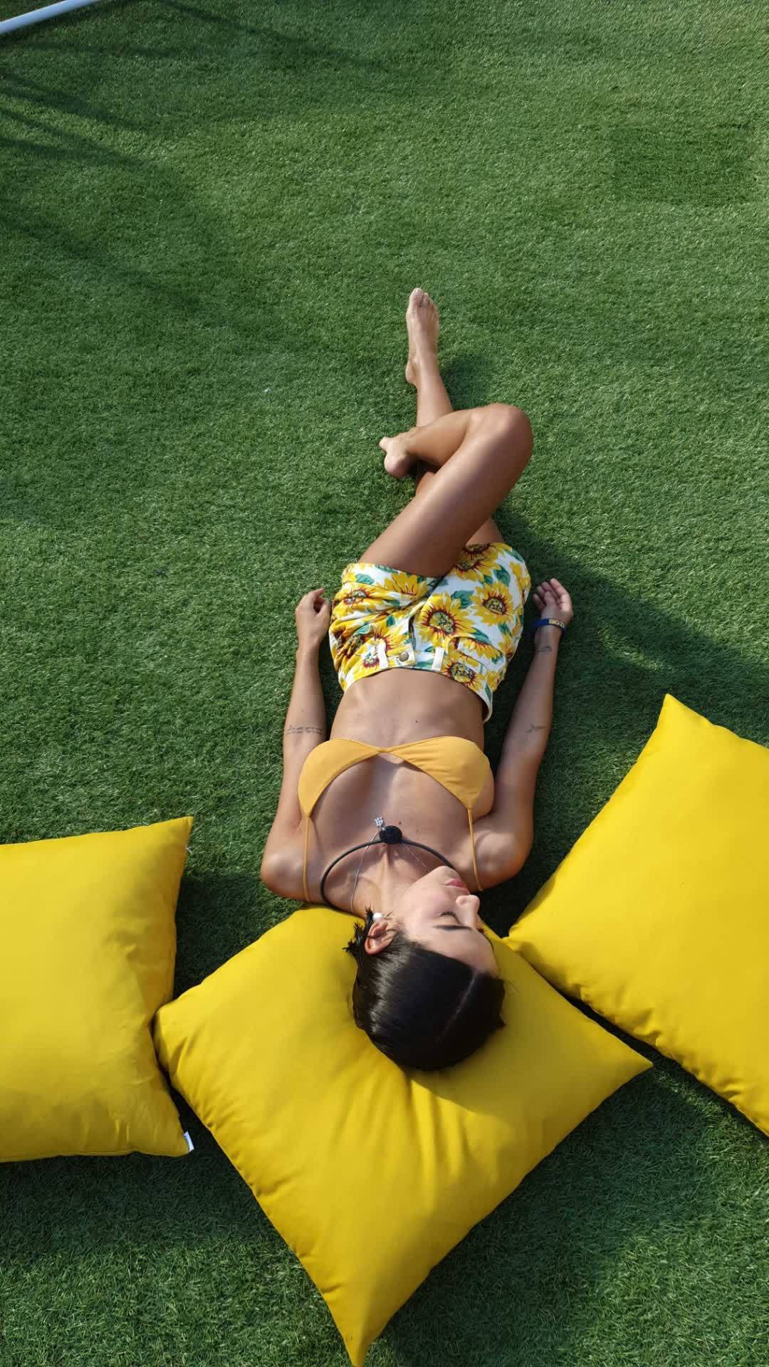Manu-Gavassi-Feet-5073335.jpg