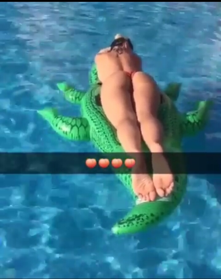 Feet of Maya Berović