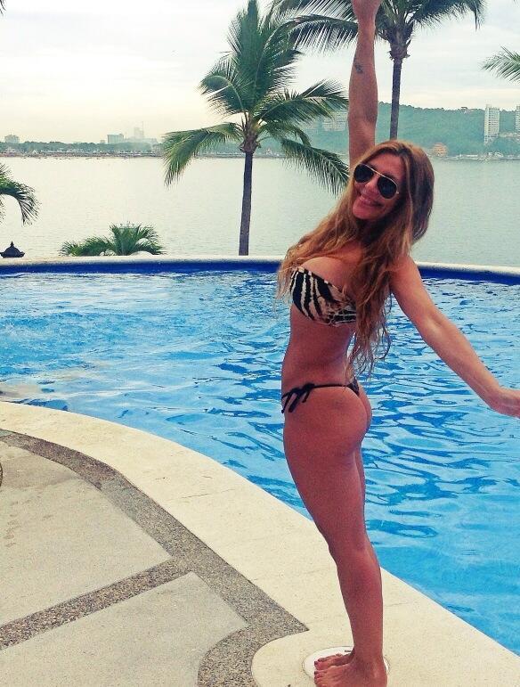 Feet of Mónica Ayos