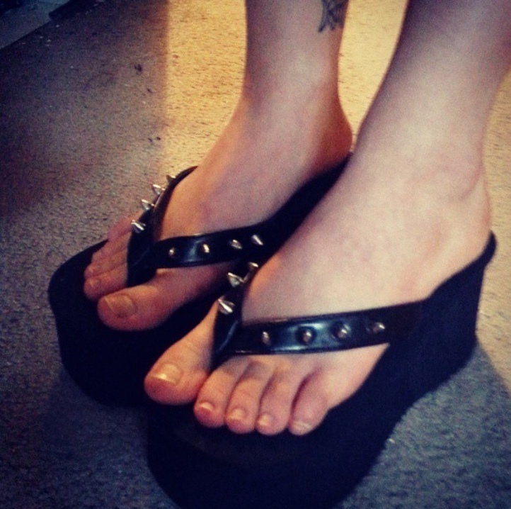 Na'ku'set Gould Feet With (115+ Photos) WikiFeet