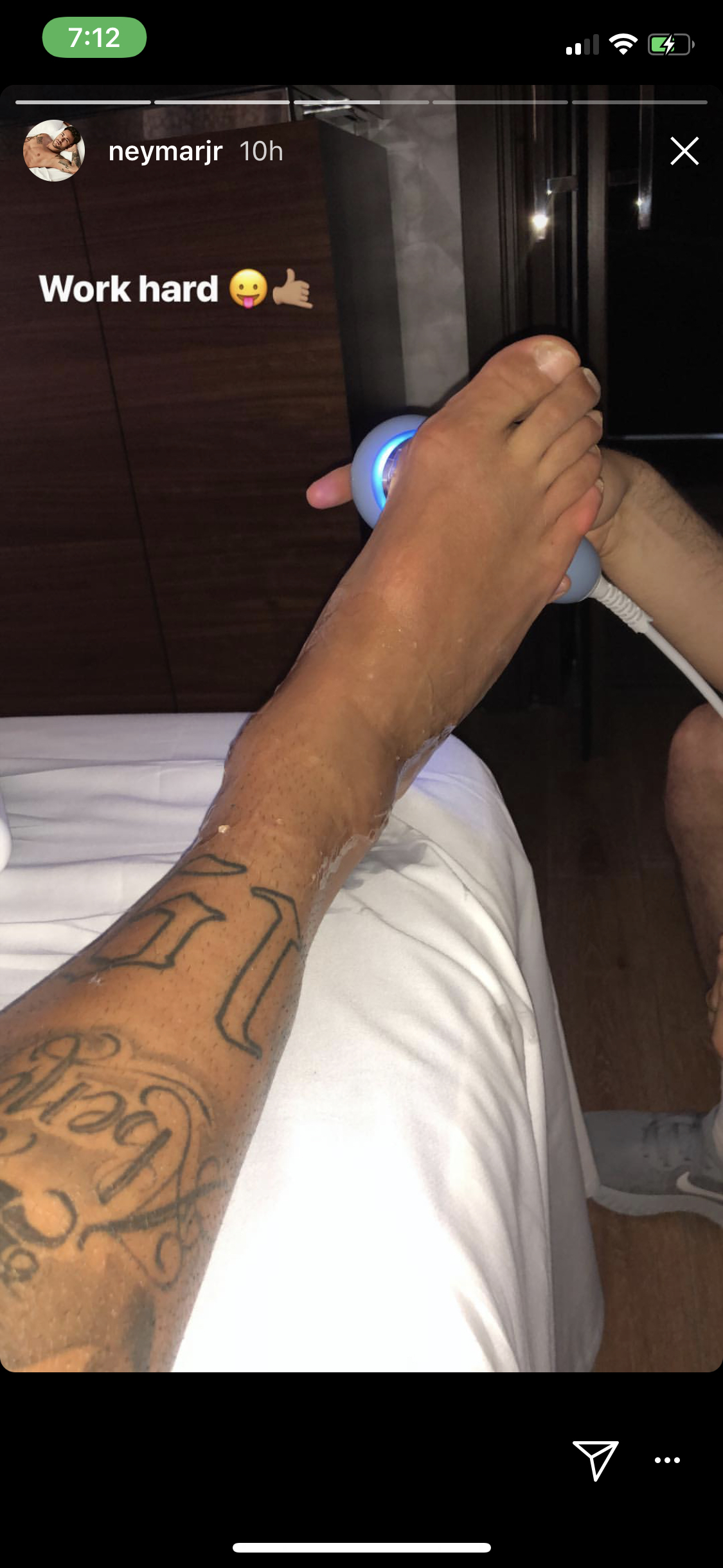 бреют ли перед тату. бритье подмышек. бреют ли перед тату. барбер взбивает пену. надо брить руку перед тату.