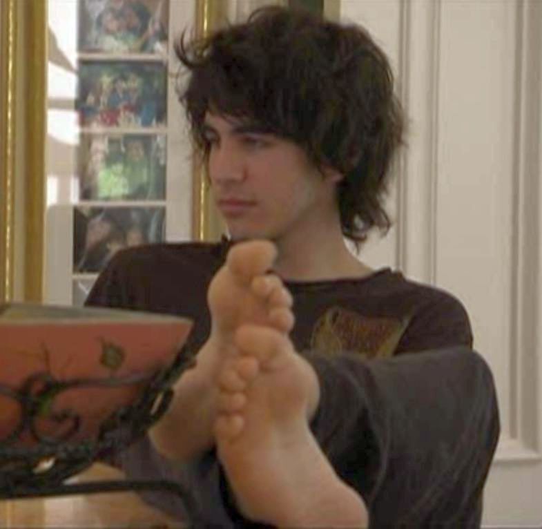 [IMAGE:https://pics.wikifeet.com/Nick-Simmons-Feet-3317235.jpg]