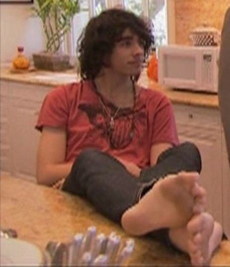 [IMAGE:https://pics.wikifeet.com/Nick-Simmons-Feet-3317236.jpg]