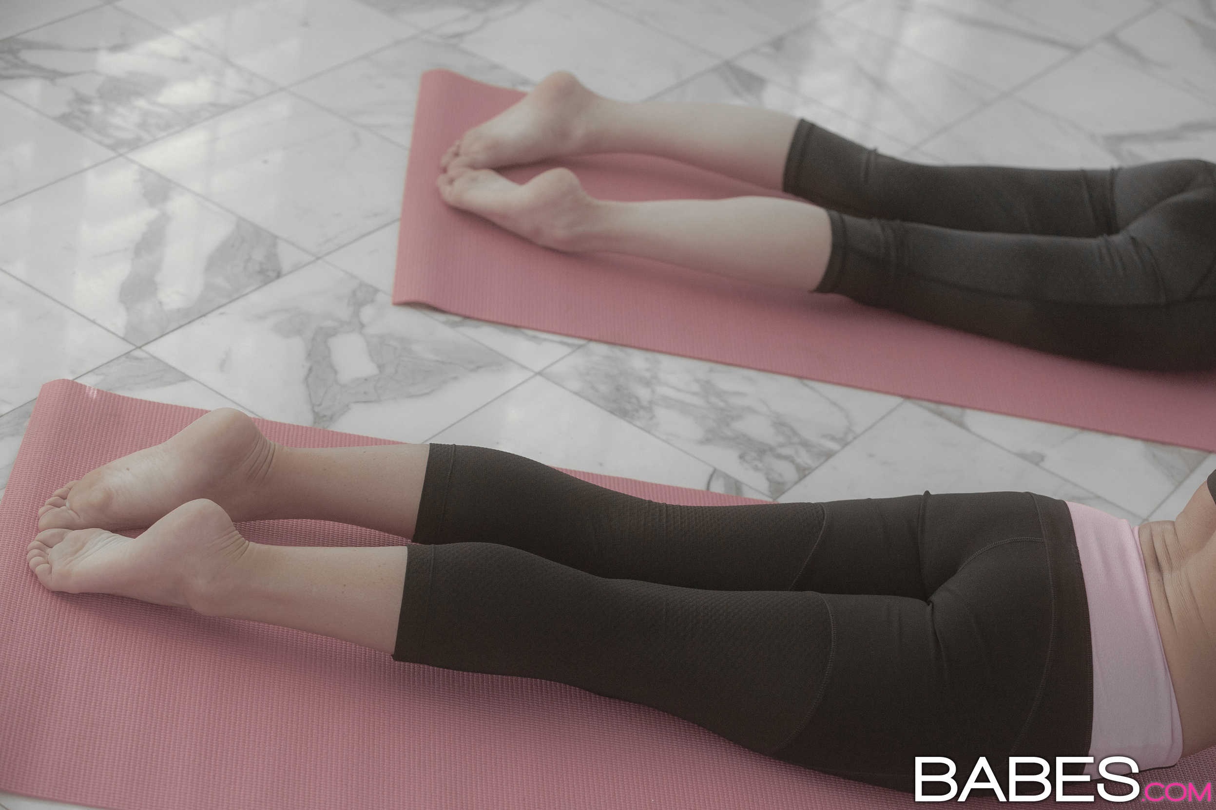 Niki Lee Young's feet