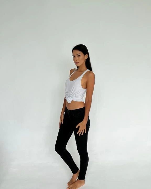 Feet of Noémie Demeule