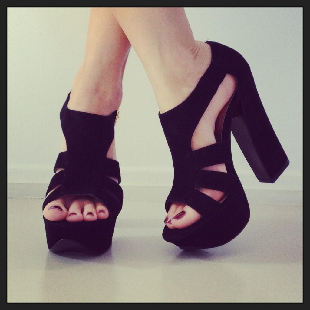 Olivia Viggiano's Feet - I piedi di Olivia Viggiano - Celebrities Feet 2022