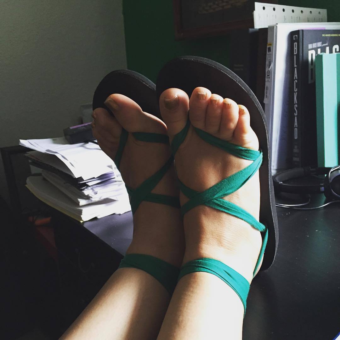 Rachel bloom feet