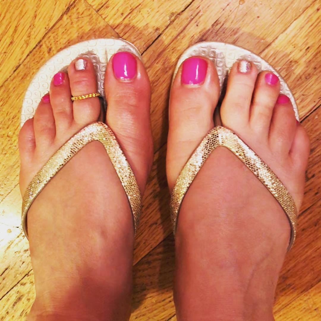 https://pics.wikifeet.com/Rachel-Dolezal-Feet-3397106.jpg