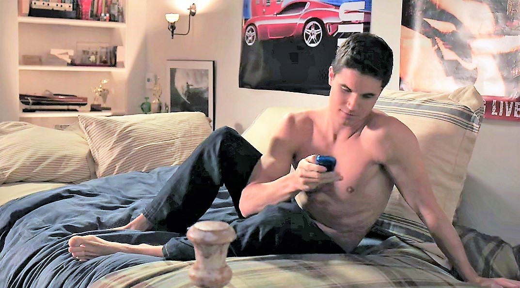 robbie amell barefoot - newmanins.com.