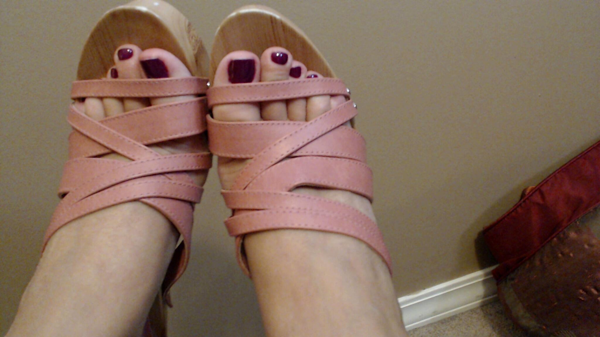 Roni Raye's feet