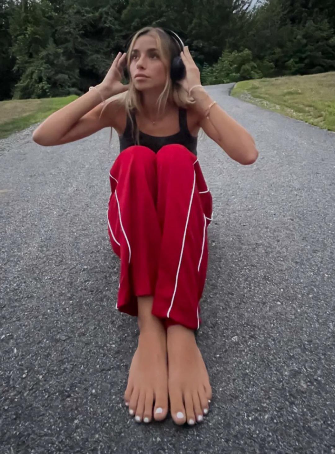 https://pics.wikifeet.com/Sadie-Mckenna-Feet-7433720.jpg