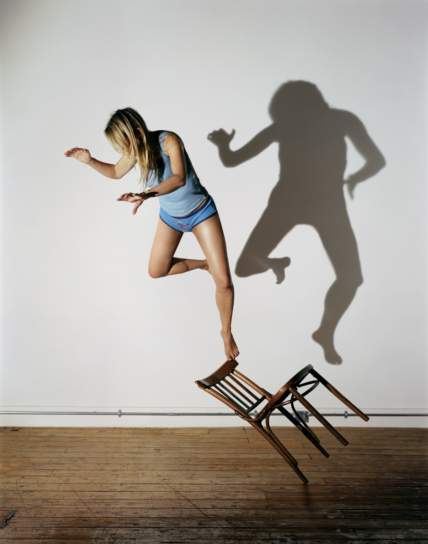 Идеальное равновесие это. Прыжок со стула. Равновесие человека. Человек прыгает со стула. Прыгающая табуретка.
