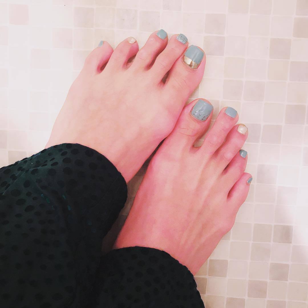 Sayaka akimoto feet