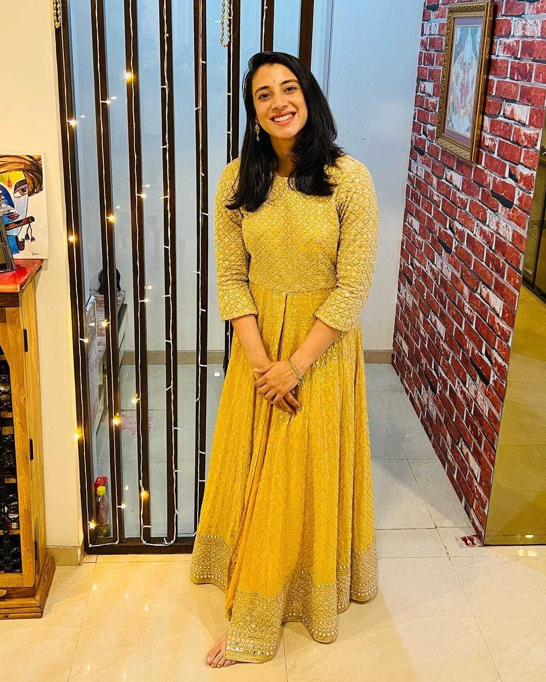 1080px x 1350px - Smriti Mandhana's Feet << wikiFeet