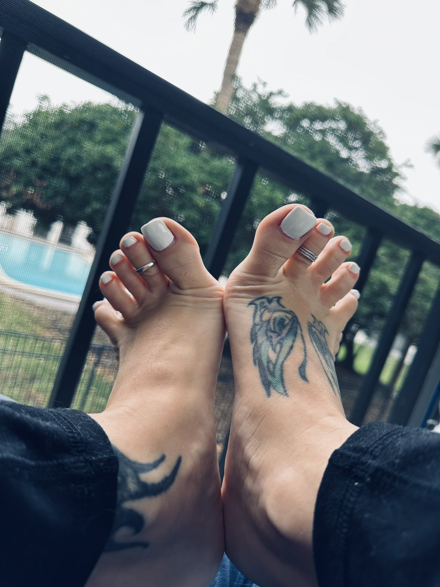 Summer Raez's feet