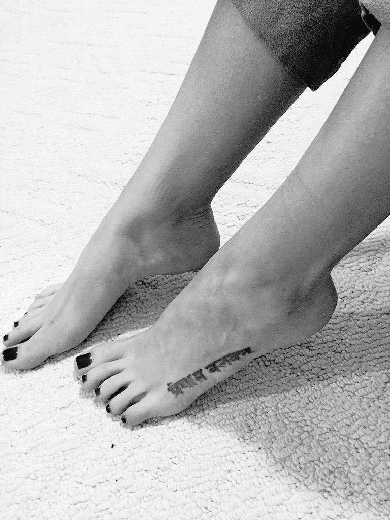 Tiffany Brookes's feet