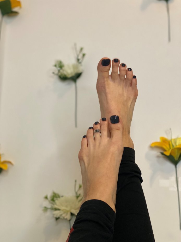 Viktoria Quinn's feet