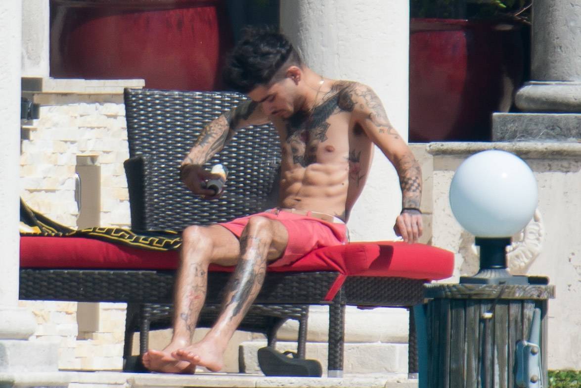 Zayn Malik Barefoot / Share the best gifs now >>>. - Leiwade