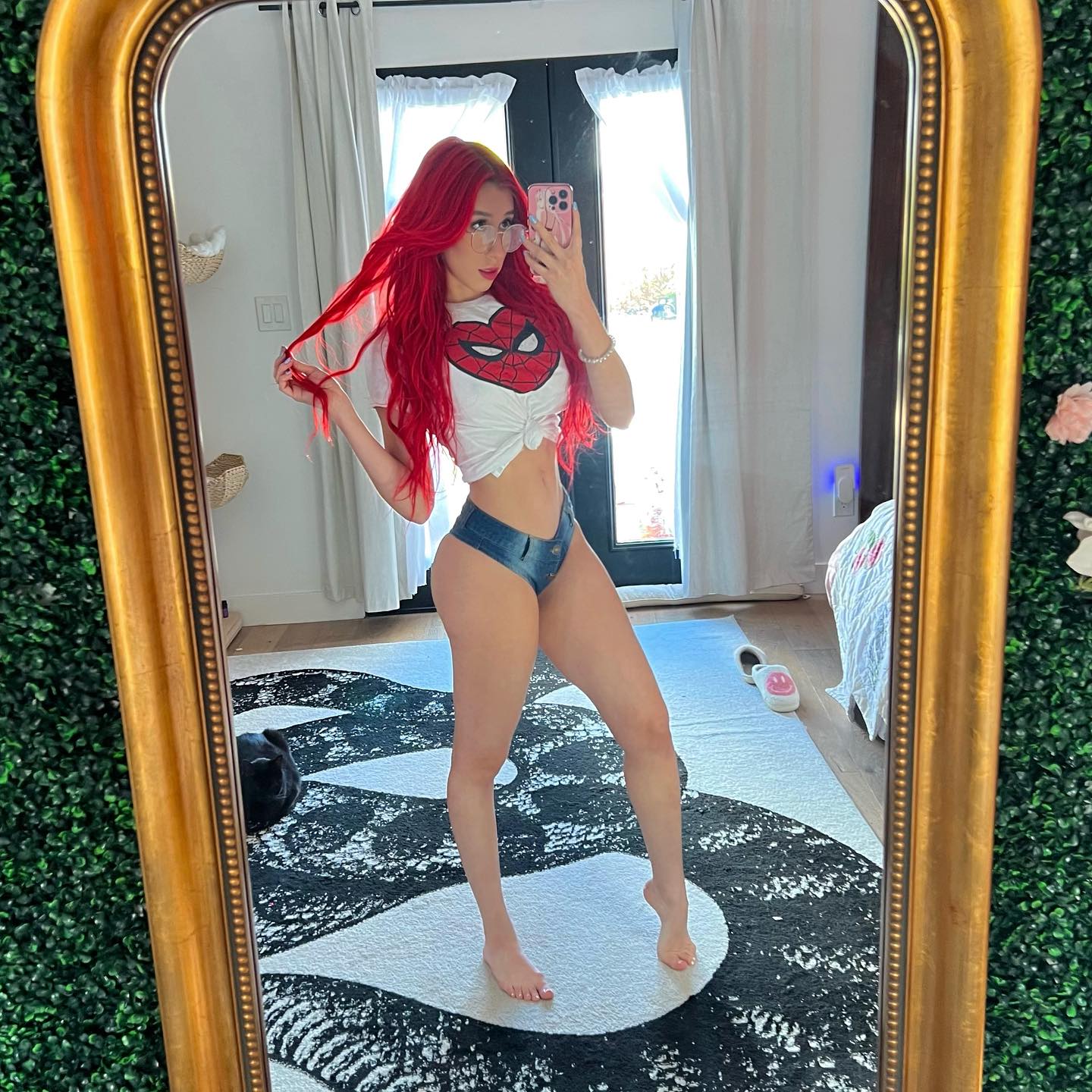 Zoey Di Giacomo's feet