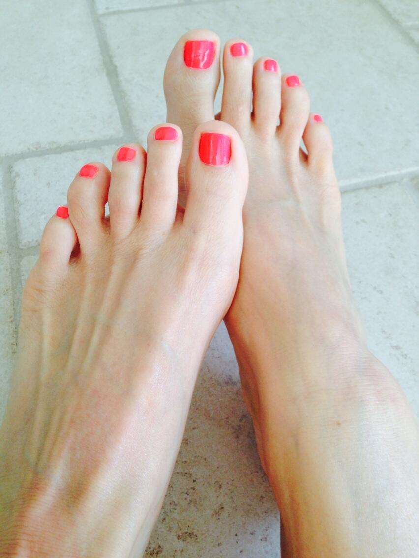 Zoey Holloway's Feet